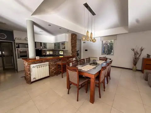 Casa 4 ambientes con 2 baños