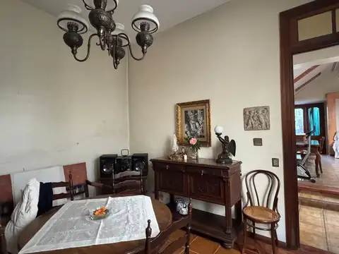 Casa 8 ambientes con 3 baños