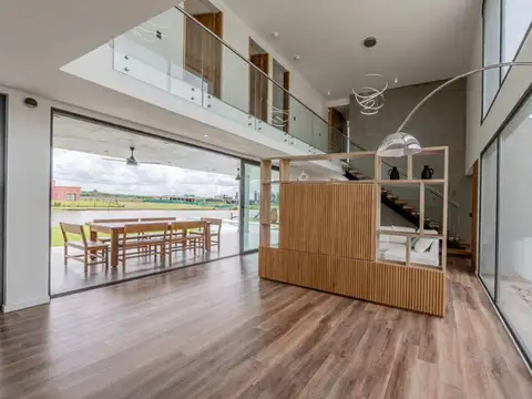 Casa 7 ambientes con 4 baños
