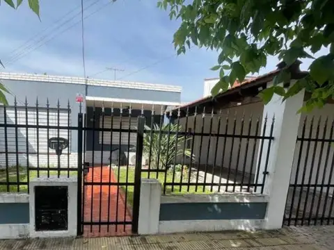 CASA de 3 AMBIENTES CON DEPTO ANEXO DE 2 AMBIENTES.