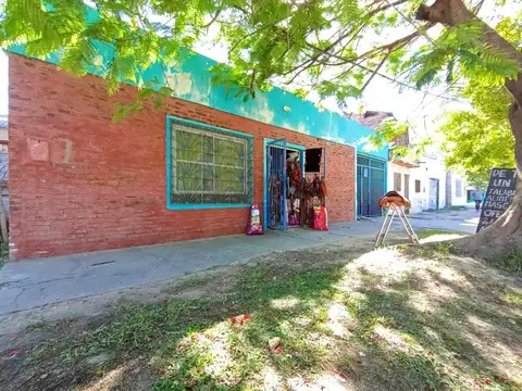 Vendo casa sobre Av. Edison 2175, con Local con baño