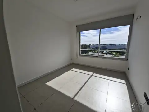ALQUILER EXCLUSIVO EN ISLAS DEL GOLF, DEPARTAMENTO DE 3 AMBIENTES CON VISTA A LAGUNA CENTRAL, BALCÓN