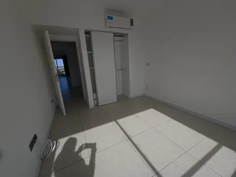 ALQUILER EXCLUSIVO EN ISLAS DEL GOLF, DEPARTAMENTO DE 3 AMBIENTES CON VISTA A LAGUNA CENTRAL, BALCÓN