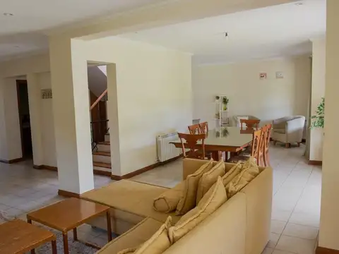 Casa 8 ambientes con 3 baños