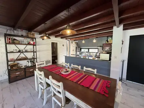 Casa 4 ambientes con 2 baños