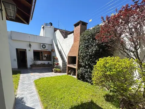 Alquiler casa 4 ambientes con parque, parrilla y cochera  en Ramos Mejia Sur