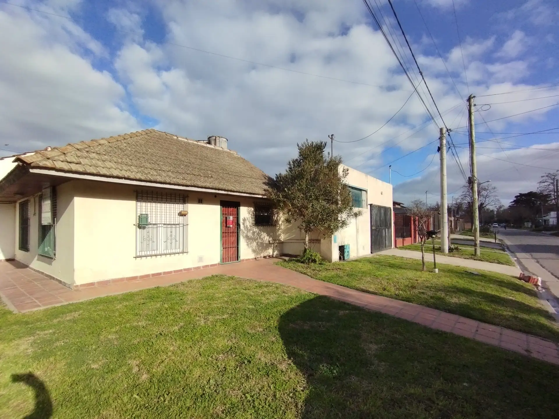 Casa en venta Desarrollada en una planta: tres ambientes con Galpon.