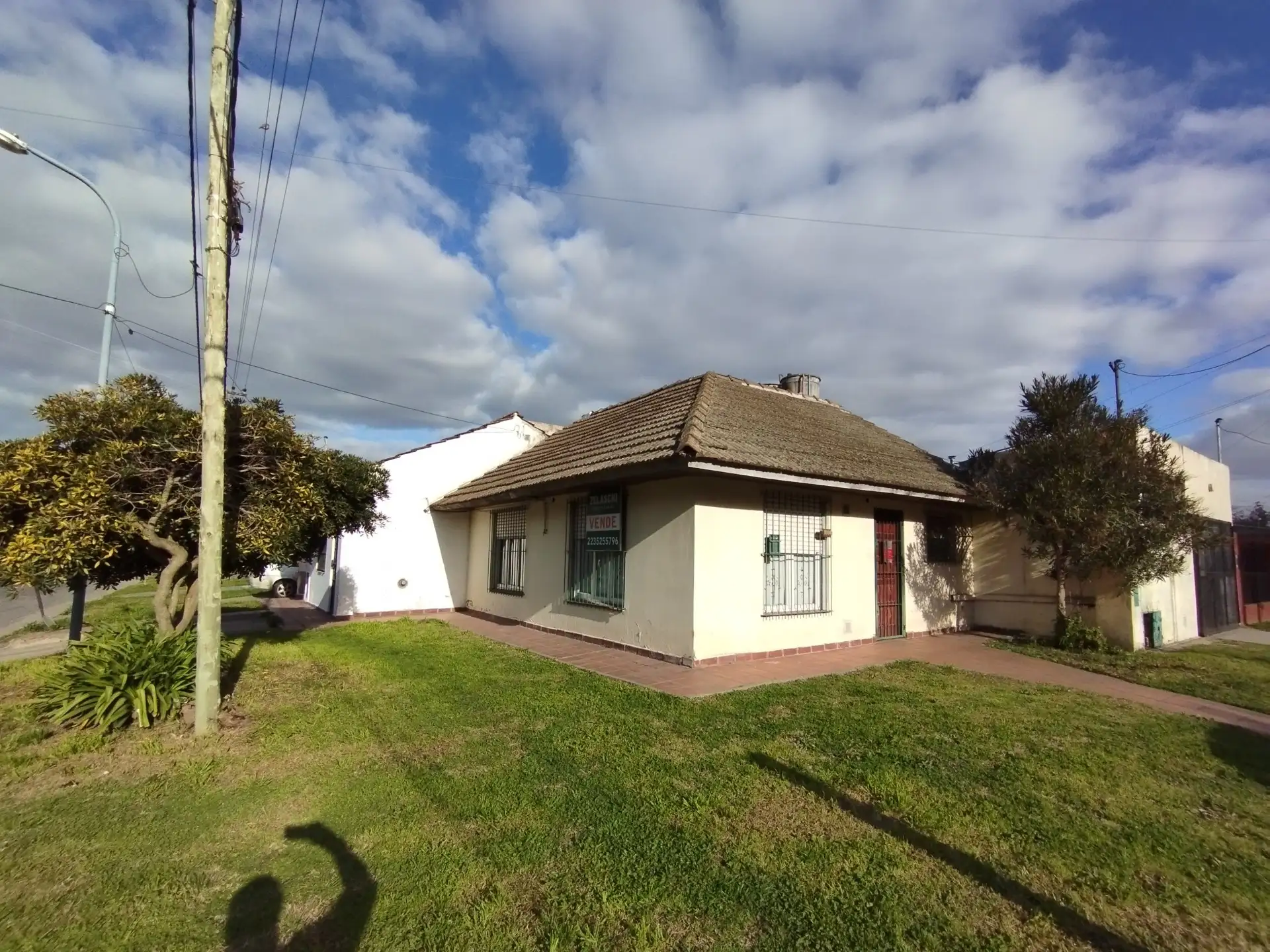 Casa en venta Desarrollada en una planta: tres ambientes con Galpon.