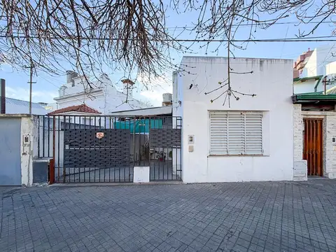 VENTA / PERMUTA Casa dos dormitorios con cochera y jardín. Barrio Refinería, Rosario.