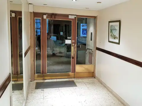 AMPLIO 2 AMBIENTES CON PATIO A METROS AVDA. RIVADAVIA, IMPECABLE 