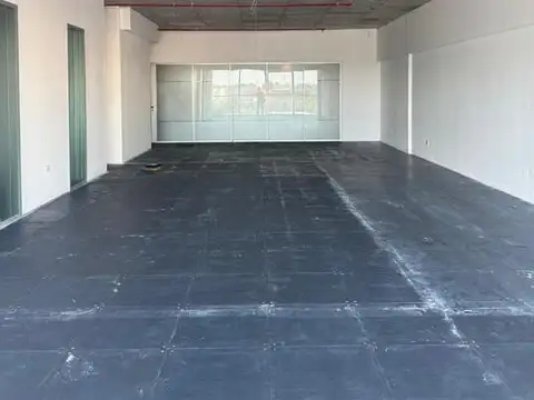 OFICINA EN ALQUILER 175 M² SOBRE AV. COLÓN – PLANTA LIBRE + SALAS DE REUNIONES