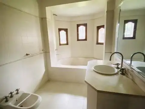 Casa 4 ambientes con 2 baños
