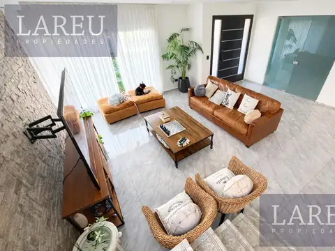 Casa 7 ambientes con 5 baños