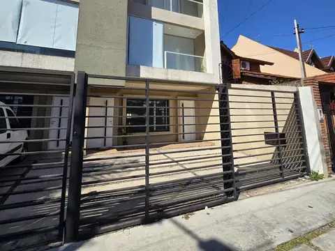 TRIPLEX 3 AMBIENTES CON PATIO Y COCHERA