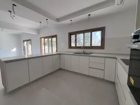 Casa 5 ambientes con 3 baños