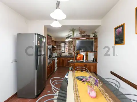 Casa 6 ambientes con 2 baños