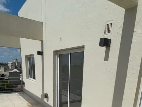 ALQUILER DE DEPARTAMENTO CON BALCON TERRAZA. VISTA ABIERTA. EXC. UBICACION.PADUA