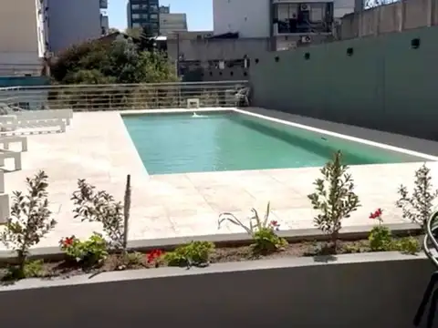 HERMOSO 2 AMBIENTES CON COCHERA CUBIERTA FIJA, EN EDIFICIO DE CATEGORIA CON FULL AMENITIES.