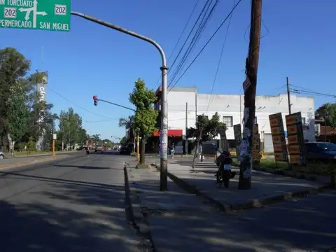 Av. Pres. Arturo U. Illia 3800