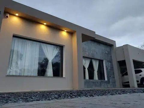 Casa 3 ambientes con 2 baños