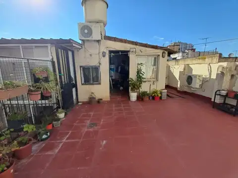 Excelente PH de 3 ambientes con gran terraza,  frente al Parque Chacabuco.