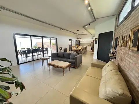 Casa 3 ambientes con 2 baños