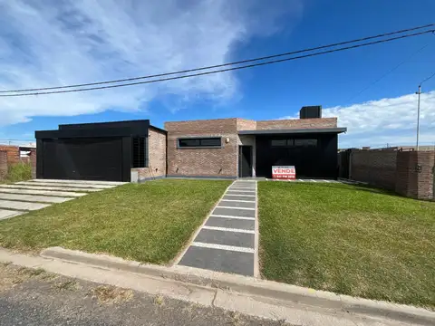 Venta casa de 2 dormitorios con 2 cocheras y pileta en EcoPueblo, Alvear