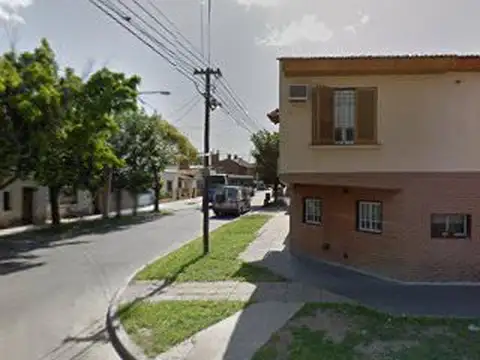 EN VENTA EN CASEROS CASA CON 2 DORMITORIOS, GARAGE Y PATIO - FICHA 6306