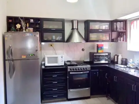 CASA 2 PLANTAS CON 3 DORMIT, LOCAL Y GARAJE BANFIELD OESTE