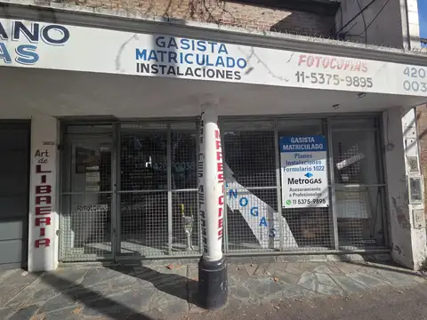 EXCELENTE LOCAL CON BUEN FRENTE EN CENTRO DE BANFIELD!