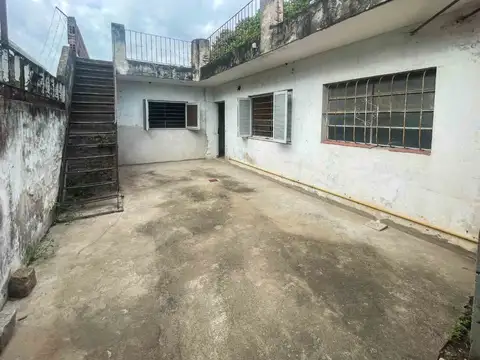 CASA EN VENTA 2 DORMITORIO CON GALPÓN - FISHERTON