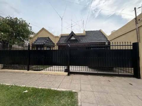 Casa cuatro ambientes, en una sola planta. Ituzaingó norte