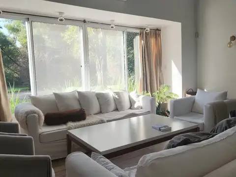 Casa en Alquiler con 4 cocheras