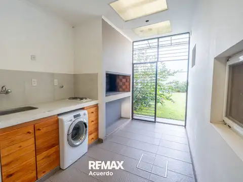 VENTA CASA 3 DORMI.AMPLIO PARQUE Y COCHER AQUINCHO