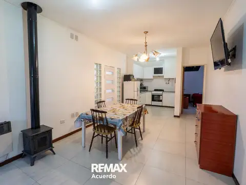 VENTA CASA 3 DORMI.AMPLIO PARQUE Y COCHER AQUINCHO