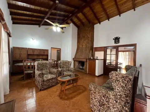 Casa 4 ambientes con 2 baños