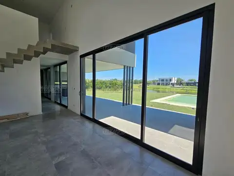 Casa en Venta con 3 cocheras