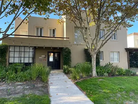 Hermosa casa de 961m2, con vista a la laguna. Barrio Laguna del Sol.