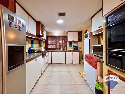 Casa 8 ambientes con 3 baños
