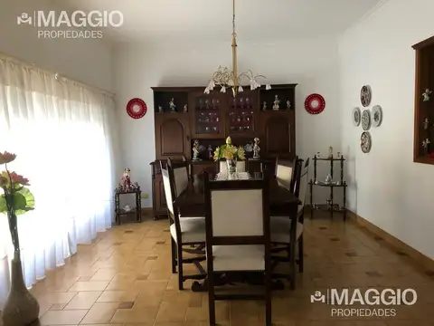 Casa en Venta con 2 cocheras