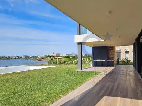 Casa en Venta con 3 cocheras