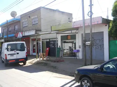 VENTA EN BLOQUE - 4 LOCALES COMERCIALES Y VIVIENDA