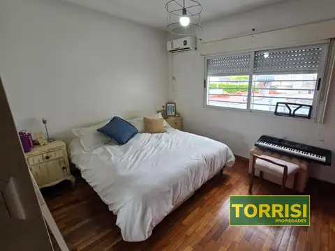 Castro Barros 800 , Piso 1