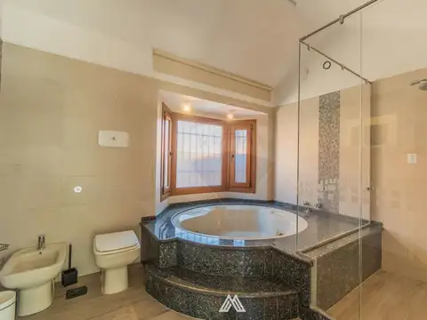 Casa en venta en Carrasco con piscina y gran fondo