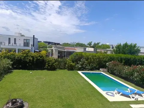 CASA EN VENTA DE DOS PLANTAS  EN LOTE INTERNO EN CANTON PUERTO