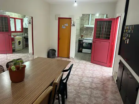 Casa 5 ambientes con 3 baños