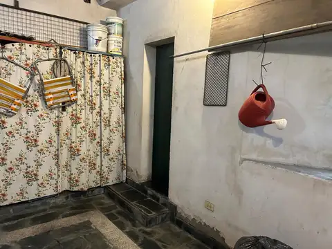 EN VENTA CHALET DE 4 DORMITORIOS, 3 BAÑOS, CUENTA CON QUINCHO, JARDIN, GARAGE CUBIERTO - FICHA 4240