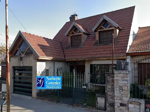 EN VENTA CHALET DE 4 DORMITORIOS, 3 BAÑOS, CUENTA CON QUINCHO, JARDIN, GARAGE CUBIERTO - FICHA 4240