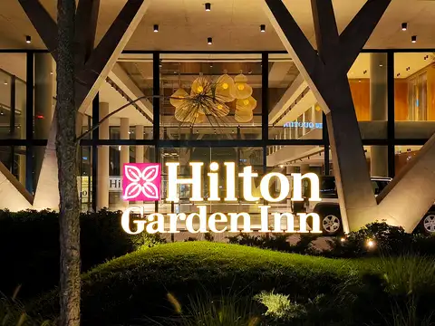 THAYS PARQUE LELOIR - OFICINA + COCHERA EN EDIFICIO HILTON