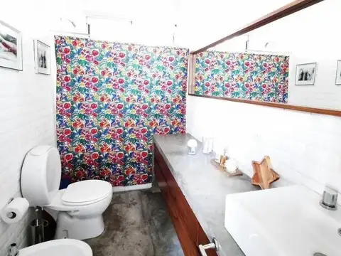 CASA EN VENTA DE 4 AMBIENTES SOBRE LOTE CENTRAL